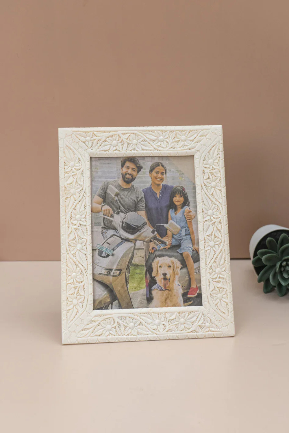 Elegance Bone Photo Frame displaying a beautiful family portrait.